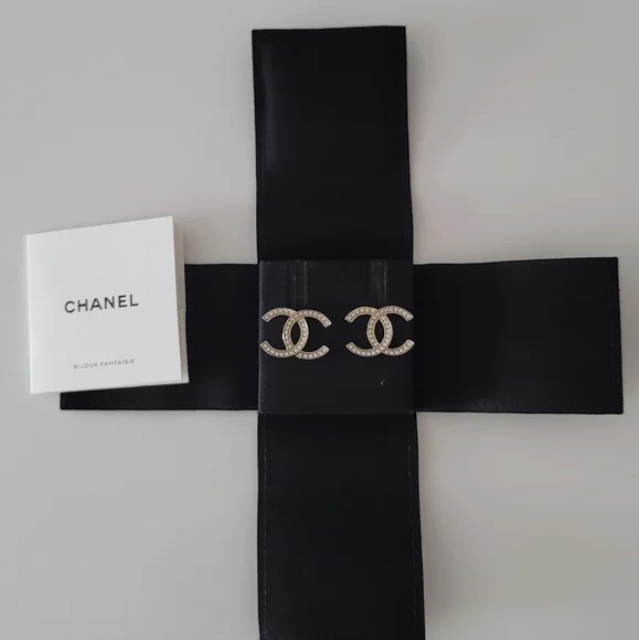 🦋Chanel🦋 CC Stud Earrings - Picture 3 of 10